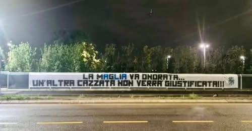 Lo striscione apparso fuori da Zingonia